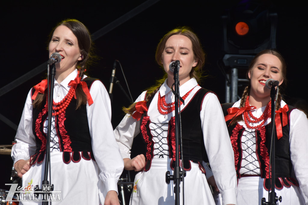 Tradycja jest im bliska… wianki na falującej wodzie