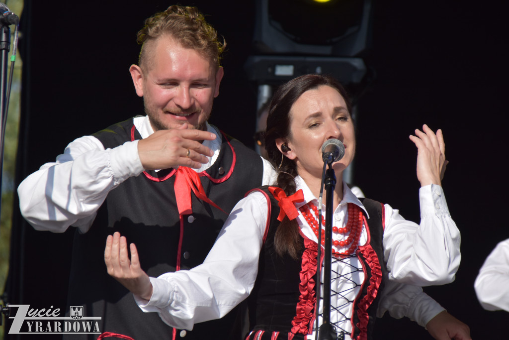 Tradycja jest im bliska… wianki na falującej wodzie