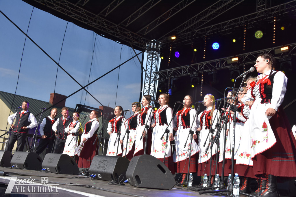 Tradycja jest im bliska… wianki na falującej wodzie