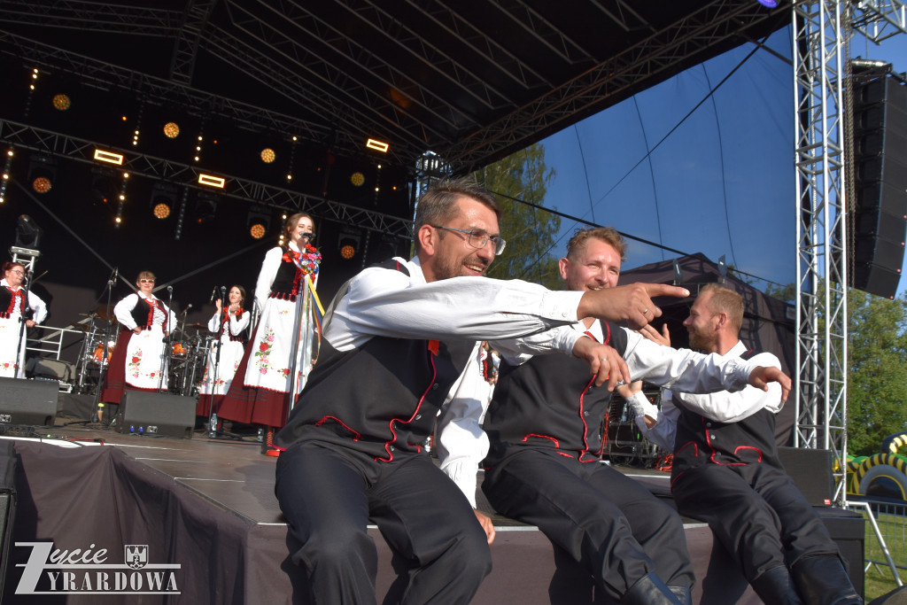 Tradycja jest im bliska… wianki na falującej wodzie