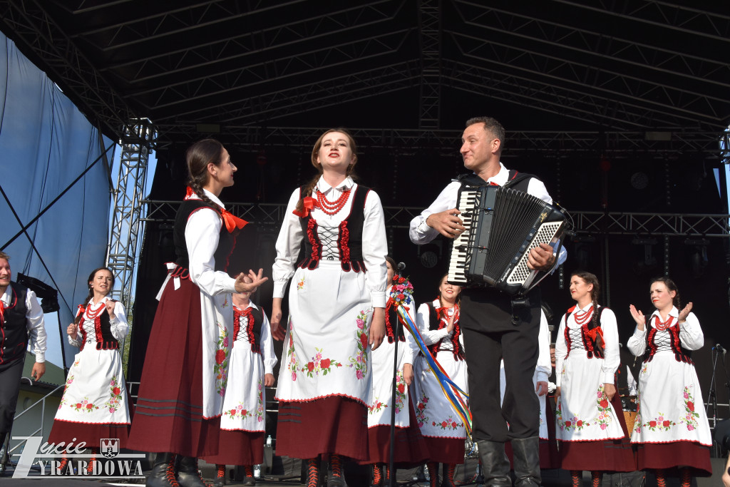 Tradycja jest im bliska… wianki na falującej wodzie