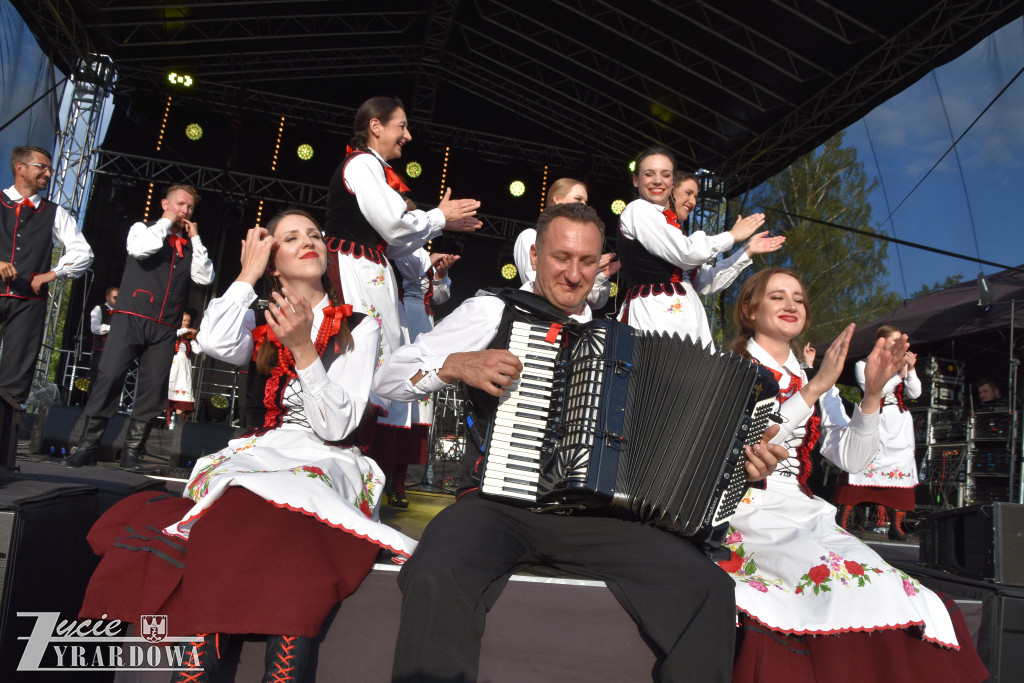 Tradycja jest im bliska… wianki na falującej wodzie