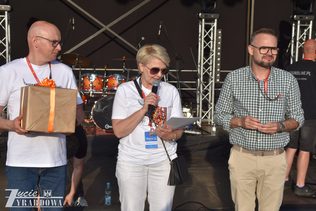 Tradycja jest im bliska… wianki na falującej wodzie