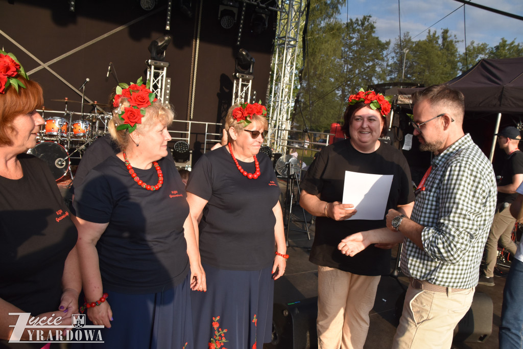 Tradycja jest im bliska… wianki na falującej wodzie