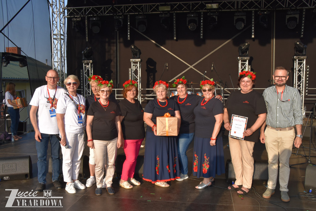 Tradycja jest im bliska… wianki na falującej wodzie