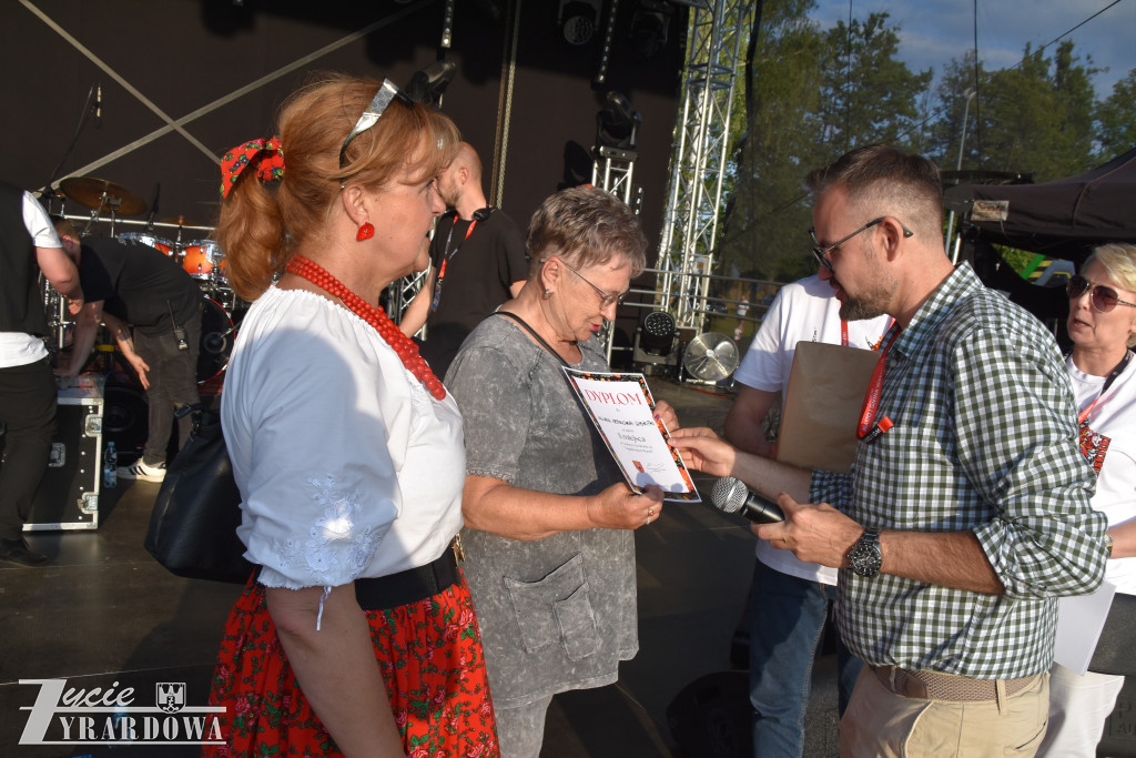 Tradycja jest im bliska… wianki na falującej wodzie
