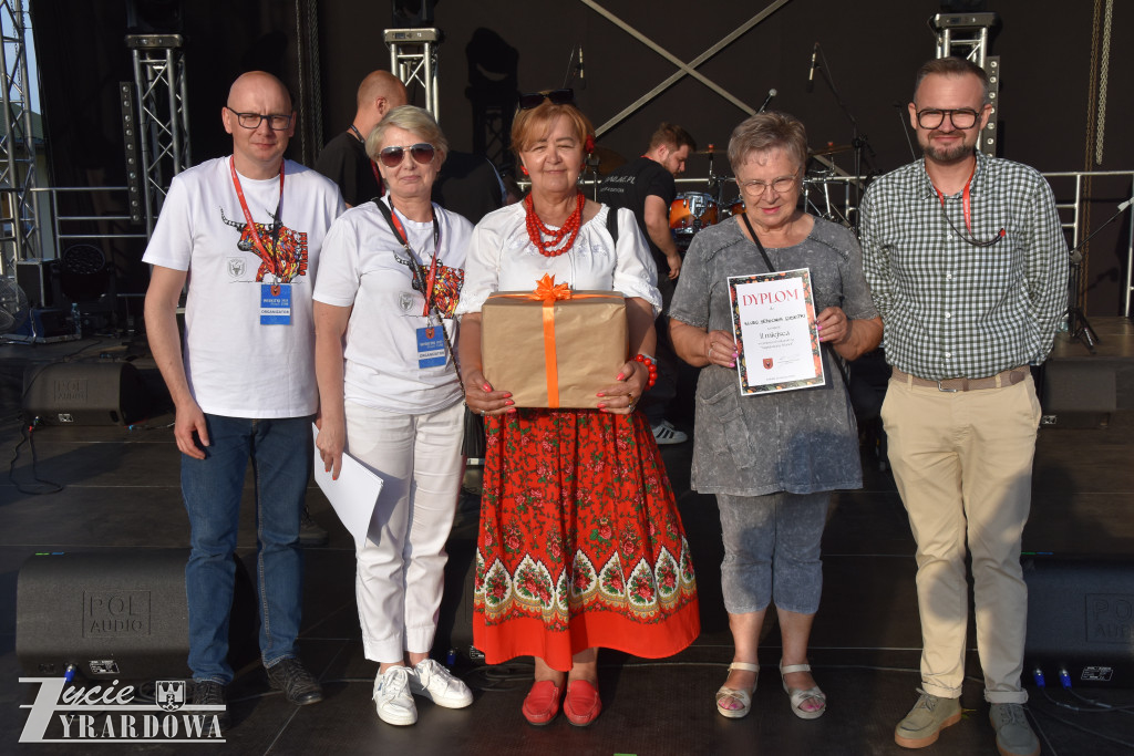 Tradycja jest im bliska… wianki na falującej wodzie