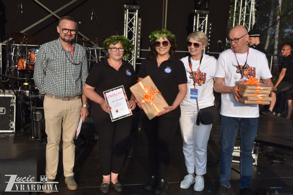 Tradycja jest im bliska… wianki na falującej wodzie