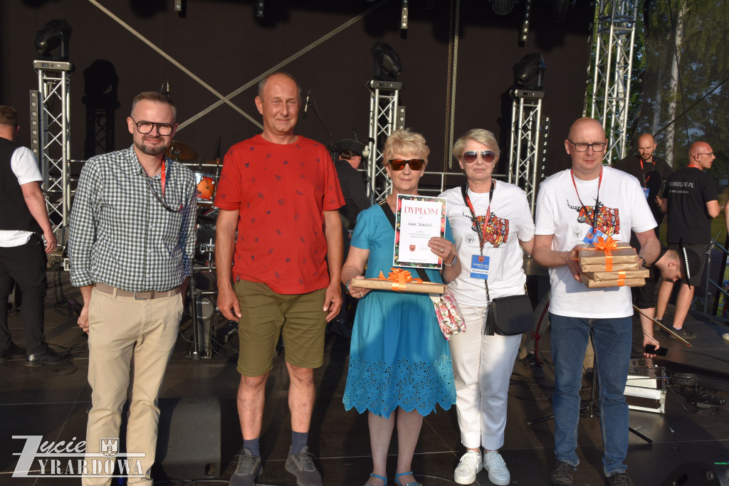 Tradycja jest im bliska… wianki na falującej wodzie