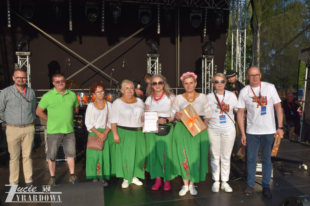 Tradycja jest im bliska… wianki na falującej wodzie