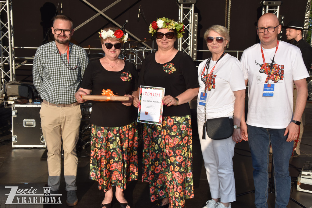 Tradycja jest im bliska… wianki na falującej wodzie
