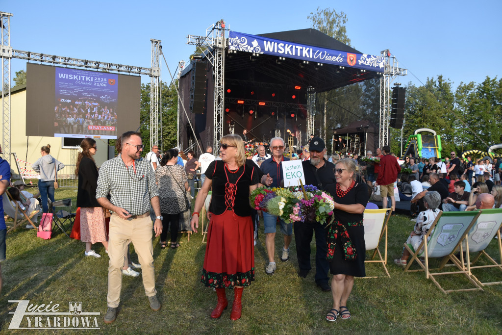 Tradycja jest im bliska… wianki na falującej wodzie