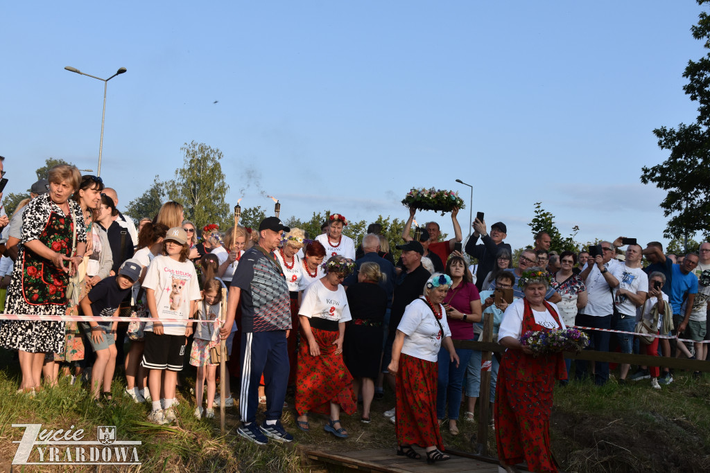 Tradycja jest im bliska… wianki na falującej wodzie
