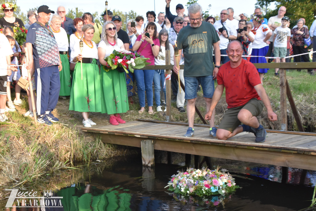 Tradycja jest im bliska… wianki na falującej wodzie