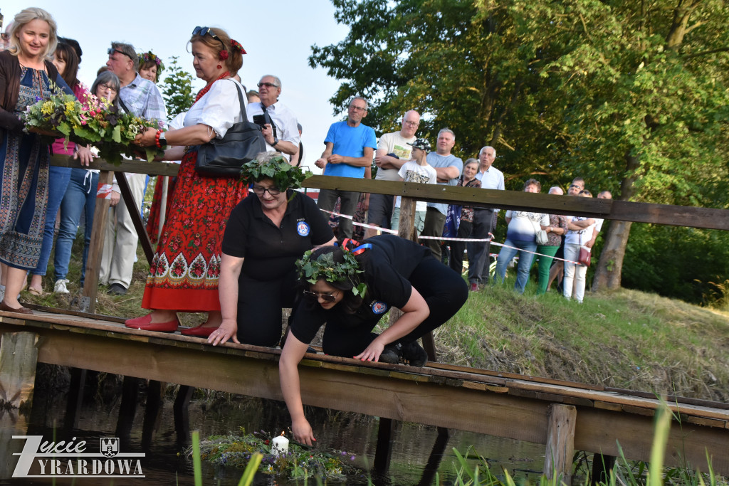 Tradycja jest im bliska… wianki na falującej wodzie