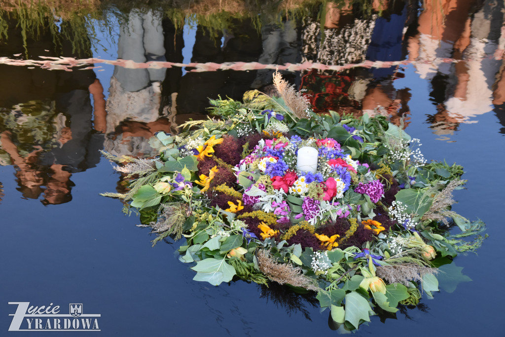 Tradycja jest im bliska… wianki na falującej wodzie