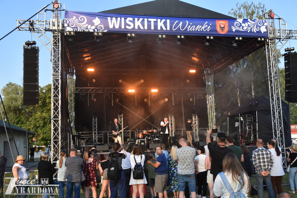 Tradycja jest im bliska… wianki na falującej wodzie