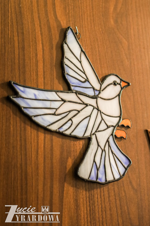 Witrażowe marzenie z kawałków szkła i serca