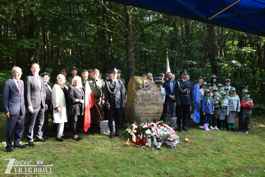 Oddano hołd bohaterom - na powstańczej polanie