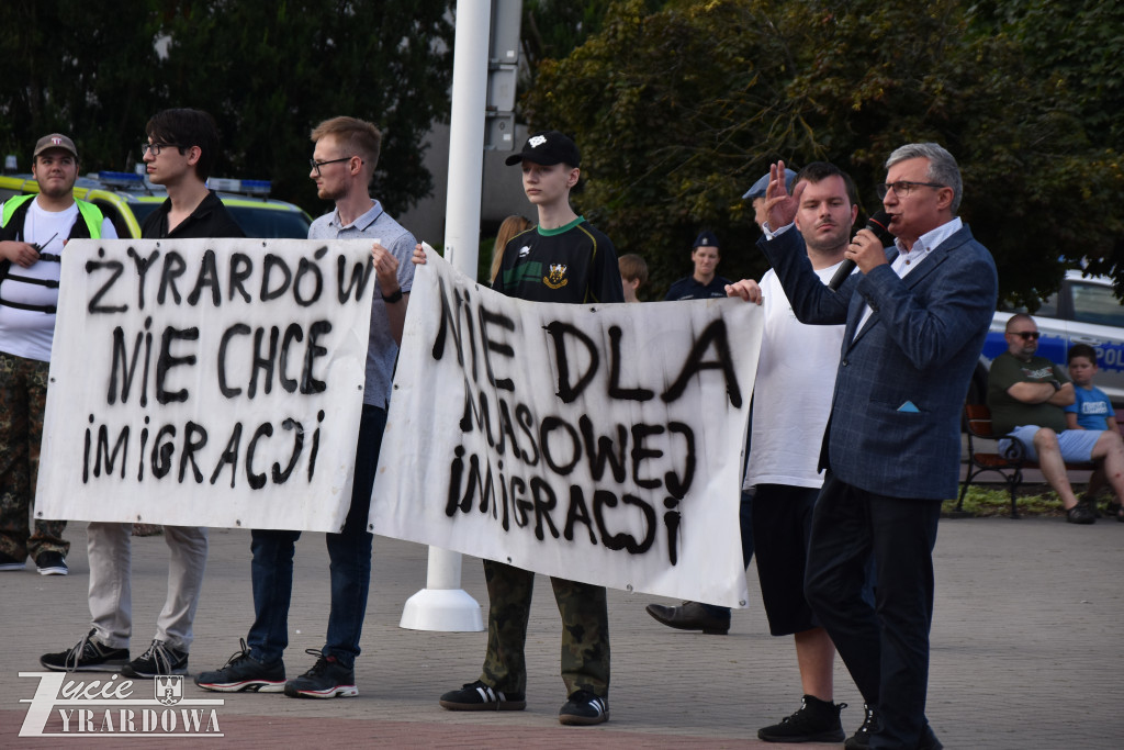 100 manifestantów skandowało „Polska dla Polaków”