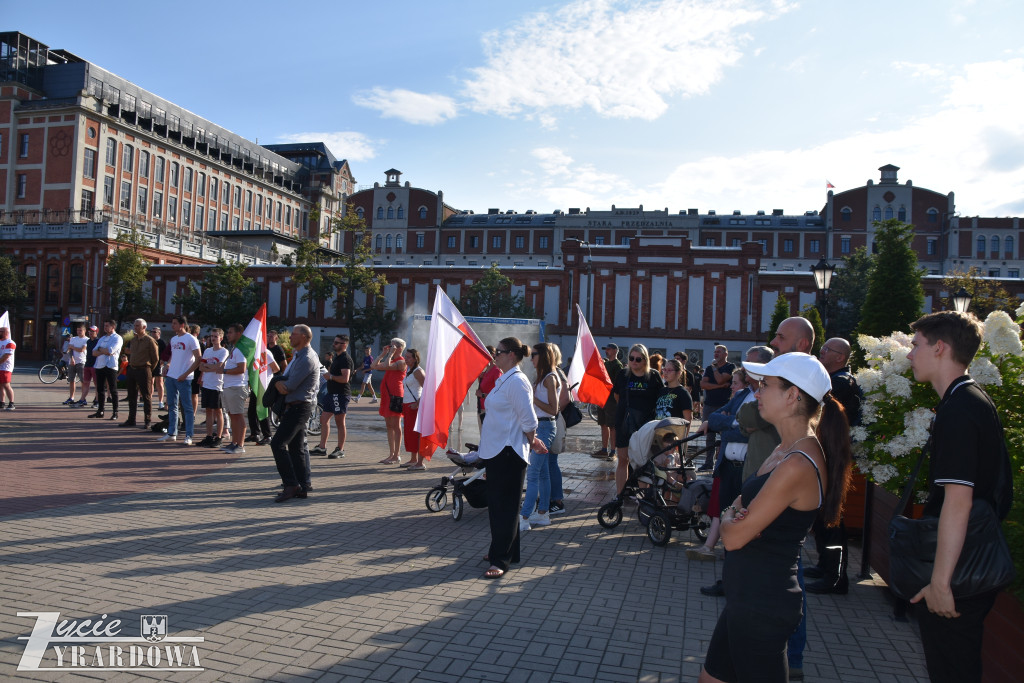 100 manifestantów skandowało „Polska dla Polaków”