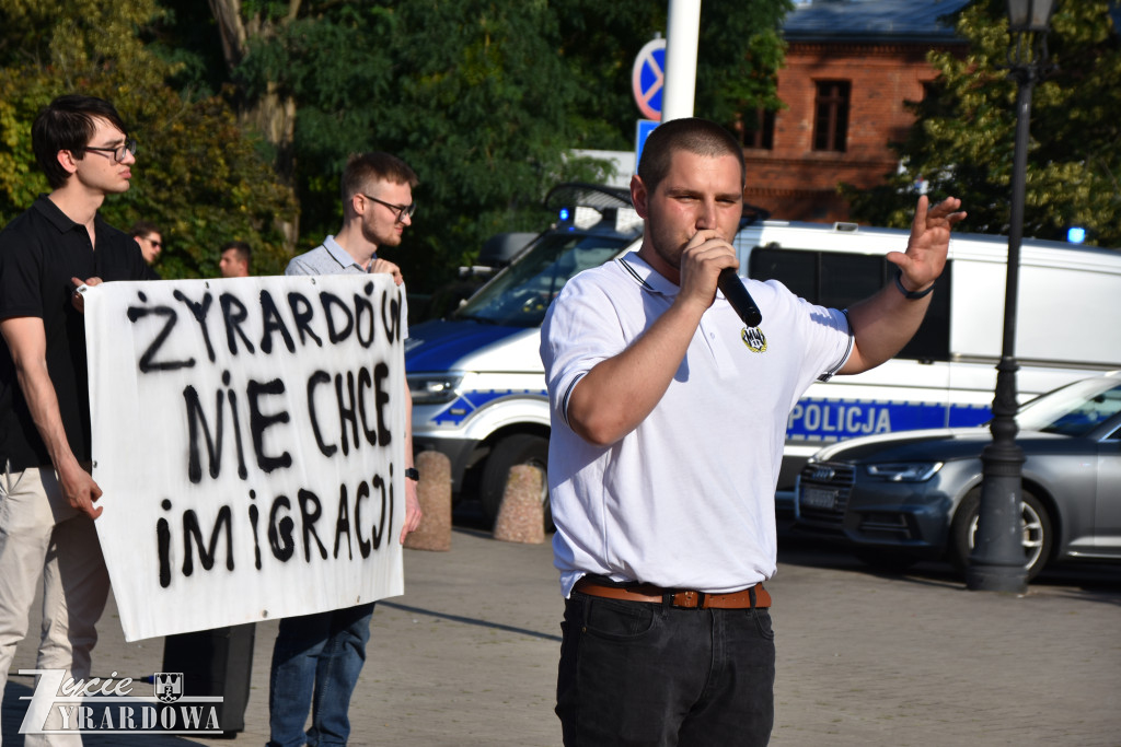 100 manifestantów skandowało „Polska dla Polaków”