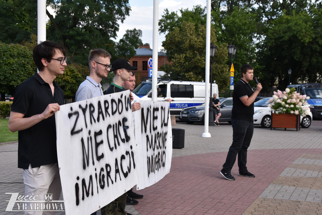 100 manifestantów skandowało „Polska dla Polaków”