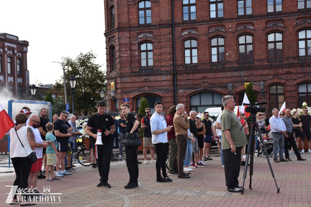 100 manifestantów skandowało „Polska dla Polaków”