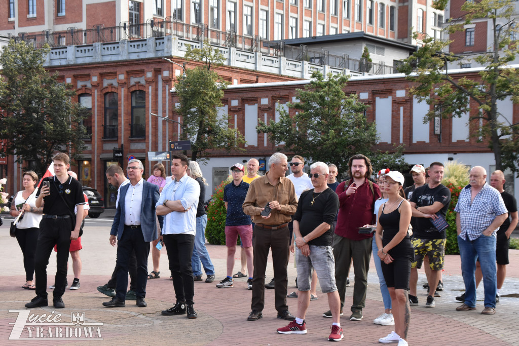 100 manifestantów skandowało „Polska dla Polaków”