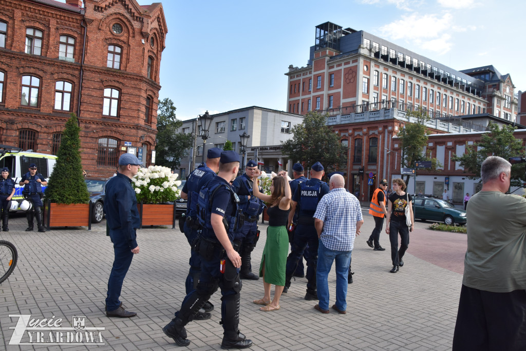 100 manifestantów skandowało „Polska dla Polaków”