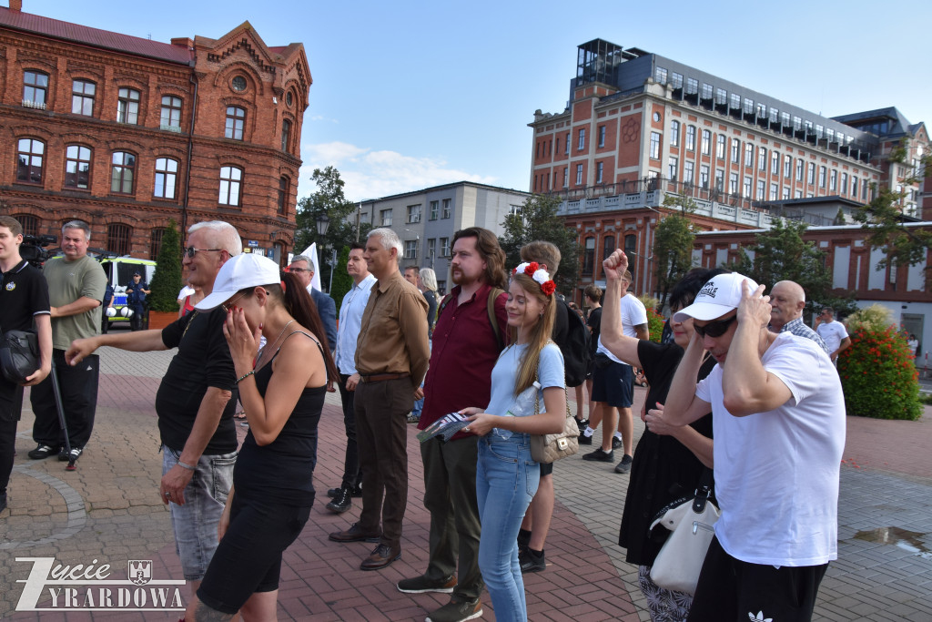 100 manifestantów skandowało „Polska dla Polaków”