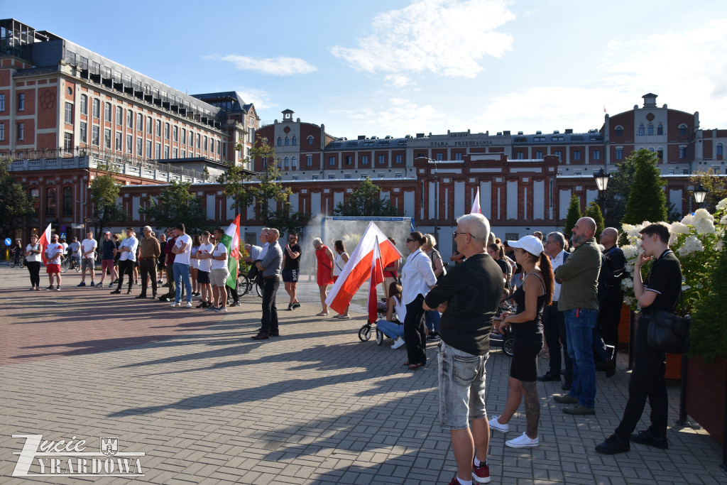 100 manifestantów skandowało „Polska dla Polaków”