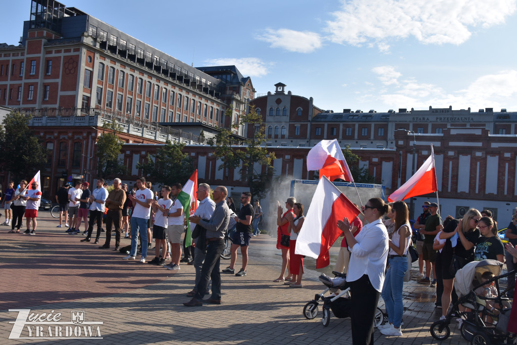 100 manifestantów skandowało „Polska dla Polaków”