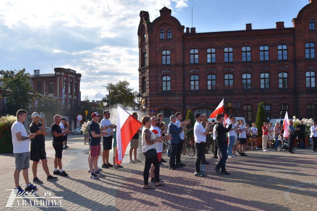100 manifestantów skandowało „Polska dla Polaków”