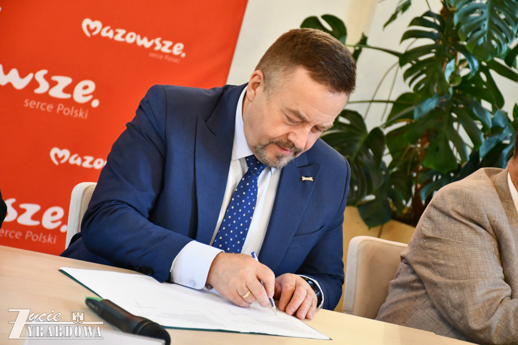 Marszałek przywiózł do Żyrardowa 23 miliony