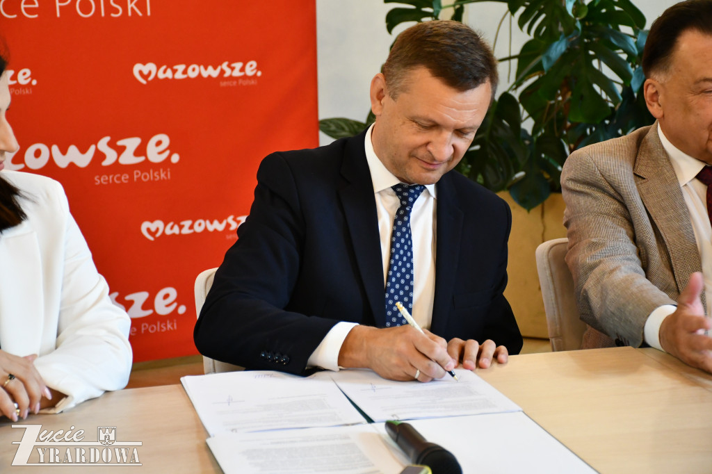 Marszałek przywiózł do Żyrardowa 23 miliony