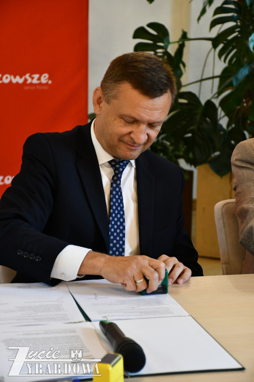 Marszałek przywiózł do Żyrardowa 23 miliony