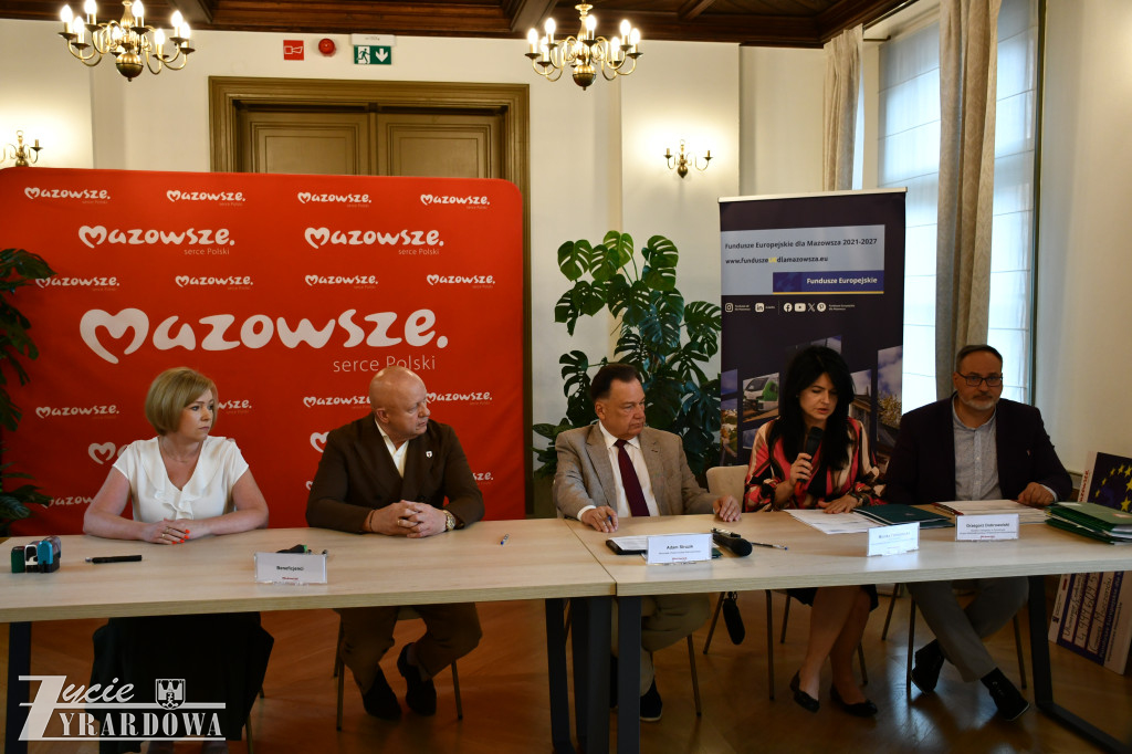 Marszałek przywiózł do Żyrardowa 23 miliony