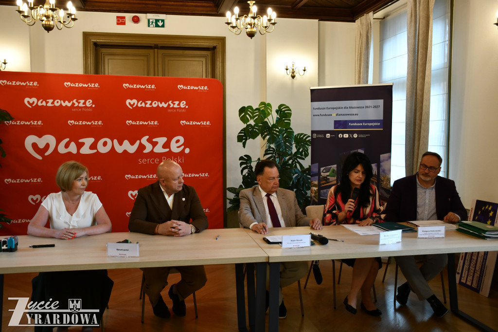 Marszałek przywiózł do Żyrardowa 23 miliony
