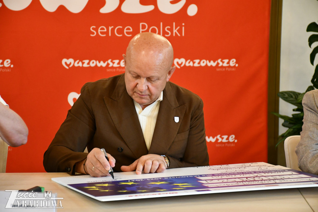 Marszałek przywiózł do Żyrardowa 23 miliony