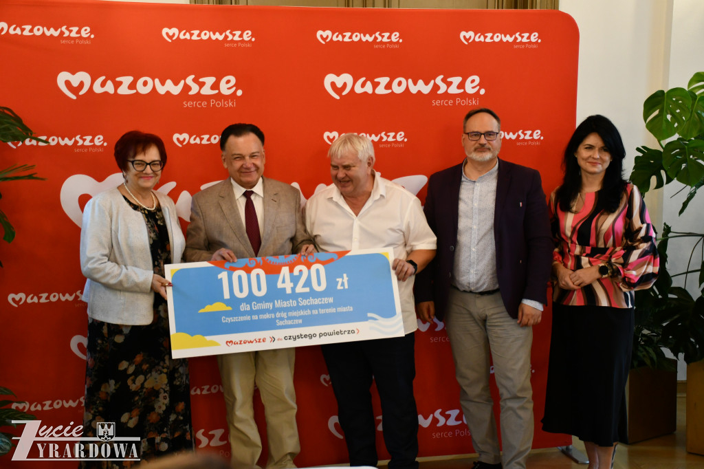 Marszałek przywiózł do Żyrardowa 23 miliony