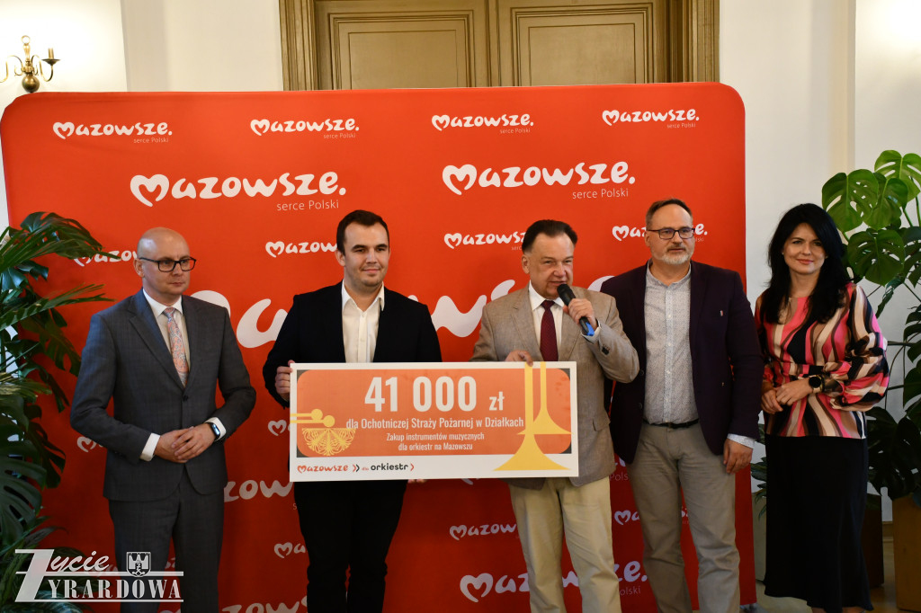 Marszałek przywiózł do Żyrardowa 23 miliony