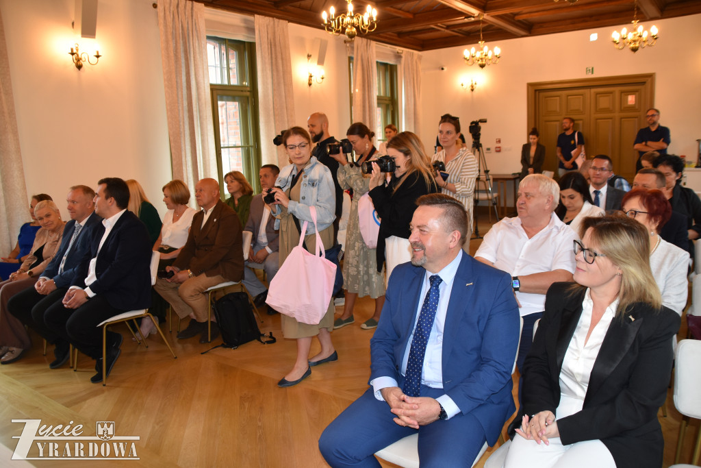 Marszałek przywiózł do Żyrardowa 23 miliony