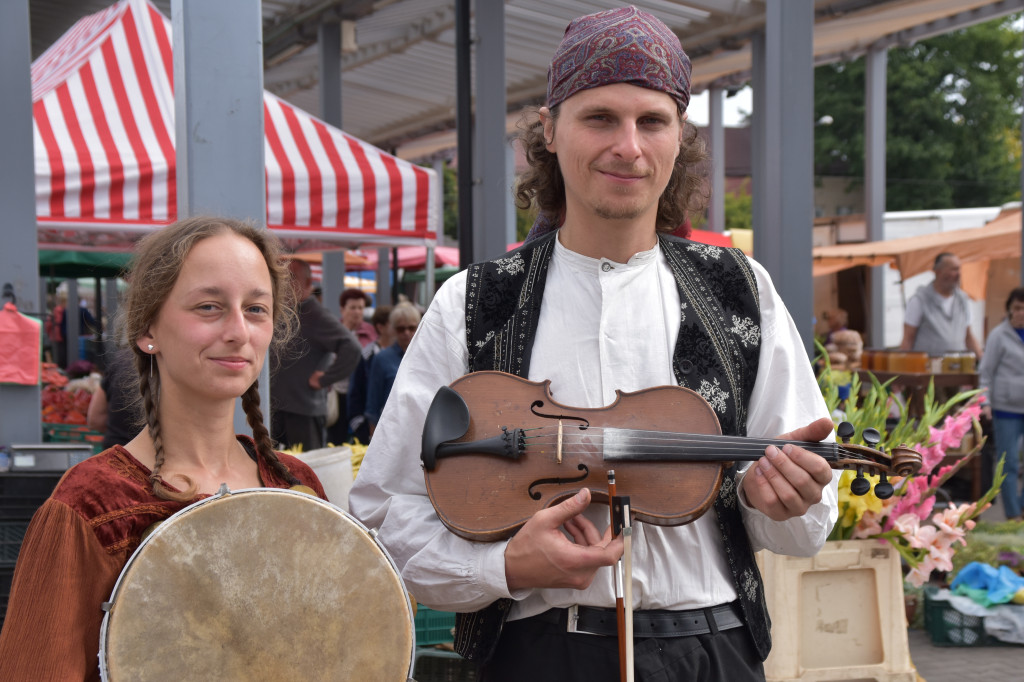 Jankowie grajkowie na targowisku w Żyrardowie
