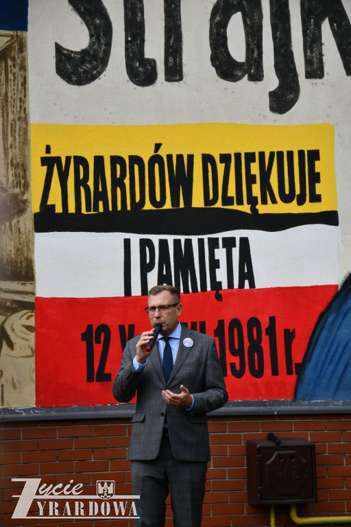 Mural Solidarności w nowym miejscu