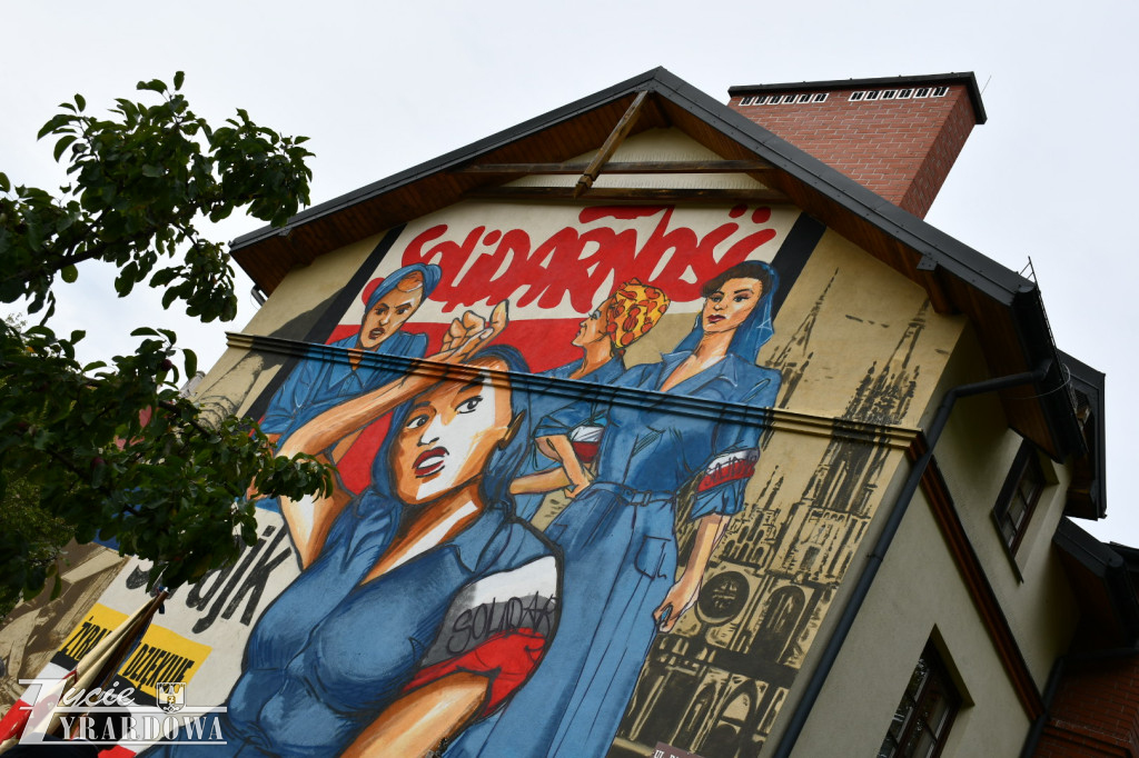 Mural Solidarności w nowym miejscu