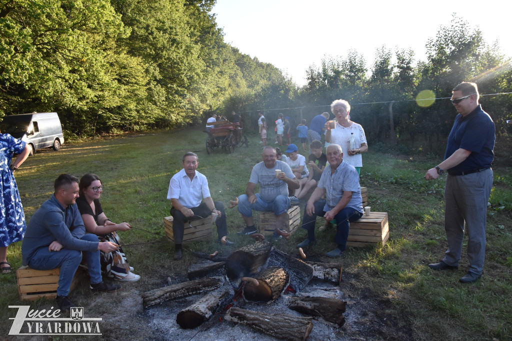 Dzień Pieczonego Jabłka – integracja pod dębem