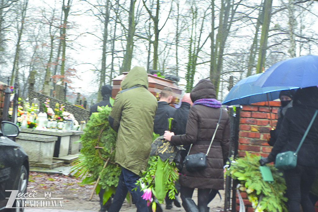 Mamy prawie 2 razy więcej zgonów niż  urodzin