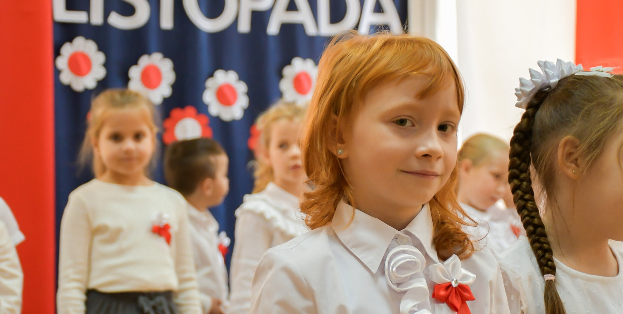 Przedszkolaki z MP nr 5  świętują Niepodległość