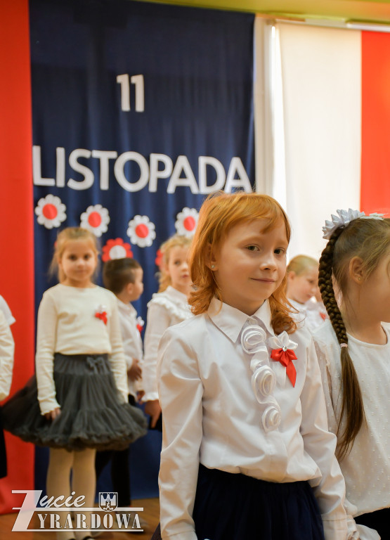 Przedszkolaki z MP nr 5  świętują Niepodległość